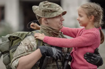 After two years, a soldier returns to his family. His daughter then tells him that he must meet their new ‘dad’